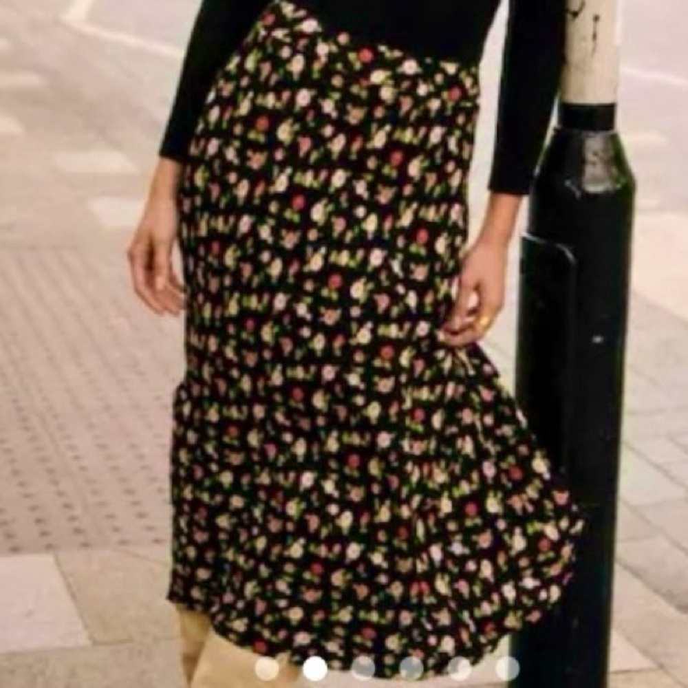 Sezane Sandy Skirt in Small Roses Print (Size 38/6)